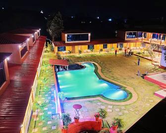 Arya Resort And Spa - Mahabaleshwar - Piscina