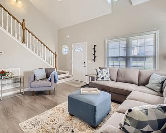 Cozy & Quiet 3bd Retreat Near Downtown Nashville! - La Vergne - Living room