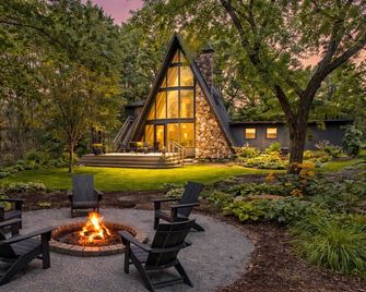 Maple Bluff Escape | A-Frame w/ Theater + Hot Tub - Stevens Point - Innenhof