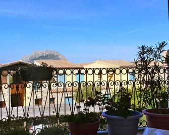 Il Borgo Appartamenti by KasaVacanze - Porto San Paolo - Balcón