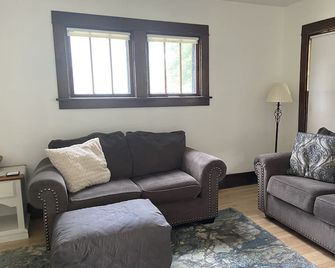 Charming Bungalow Across From Wolf River - Shawano - Living room