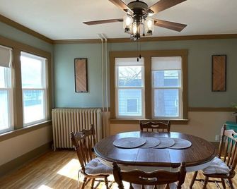 River View 3-bedroom home in downtown Wabasha, MN - Wabasha - Dining room