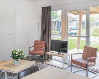 Enjoy your vacation in this modern vacation home for four people directly on the Markermeer. - Venhuizen - Sala de estar