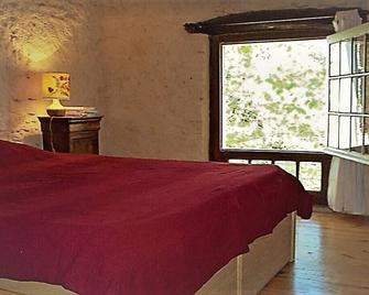 Provence: centuries-old farmhouse, calm and authentic, surrounded by nature - La Roque-sur-Cèze - Habitación
