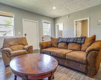 Zanesville Vacation Rental Near Downtown - Zanesville - Living room