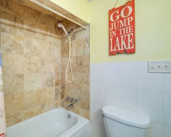 Cozy Cottage w/ Sunroom - Walk to Higgins Lake! - Roscommon - Baño