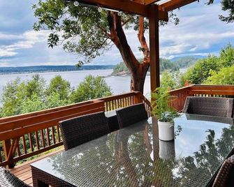 Charming 2 Bedroom Q Cove Cabin - Spectacular Ocean views & Pet Friendly! - Heriot Bay - Balcony