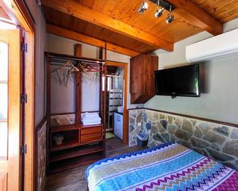Beautiful Suite Room With Separate Bathroom - Villanueva de la Cañada - Bedroom