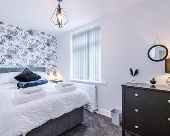 Hough House- Modern & Cozy 4BR property ideal for contractors and leisure - Bromley Cross - Bedroom