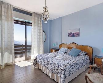 Apartment Bella Vista with Lake View, Garden & Wi-Fi - Premeno - Bedroom