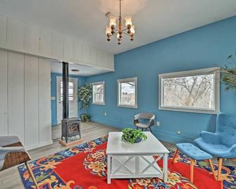Wind River Home - Combo of townhome, Hot Tub - Lander - Living room