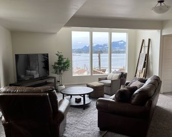 Ketchikan Home -- 5 min walk to downtown! -- Amazing views! - Ketchikan - Living room