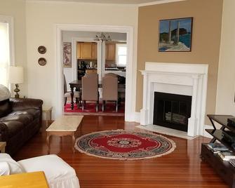 Spacious Condo In Cranston/Providence Line - 2 Bed - Cranston - Living room