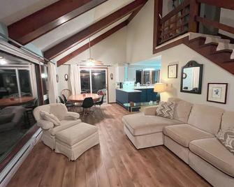 Lake Michigan Home Manistee - Manistee - Living room