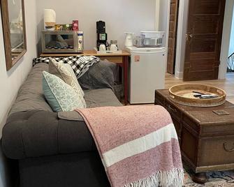 Beautiful newly updated home in Boulder! Entrance on side of house up stairs. - Boulder - Living room