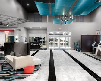 Holiday Inn Express & Suites Charlotte Airport By IHG - שרלוט - לובי