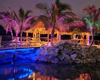 Beautiful Vacation Home Across From Lake Okeechobee - Okeechobee - Pool