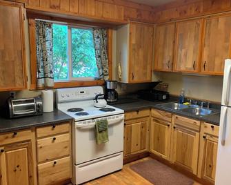 Fly fisherman's dream 2-bed cabin unit across the HWY from the Deschutes River! - Madras - Kitchen