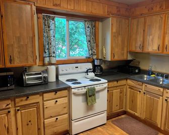 Fly fisherman's dream 2-bed cabin unit across the HWY from the Deschutes River! - Madras - Kuchyň