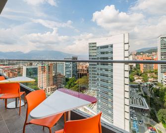 Hampton by Hilton Medellin - Medellín - Balcony