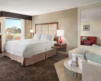 Hampton Inn & Suites Detroit/Sterling Heights - Sterling Heights - Bedroom
