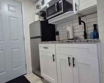 Cozy 1-bedroom apartment in charming Tampa- Near Bayshore, Hyde Park & Downtown. - Tampa - Cocina