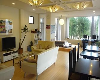 K's House Hakuba Alps - Backpackers Hostel - Hakuba - Vardagsrum