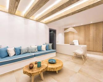 Villa Kelly Rooms & Suites - Naousa - Olohuone