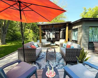 The NEST-an upscale beach cottage in Holiday Beach Conservation Area - Amherstburg - Patio