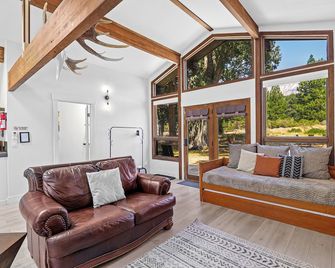 Basecamp Lodge - Mount Shasta - Huiskamer