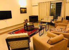 Global Travelers House - Islamabad - Living room