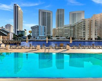 Beachwalk Resort Hallandale Ocean and Canal View Apartments 5 Min from the Beach - Hallandale Beach - Alberca