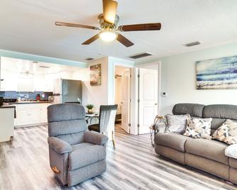 Remodeled Seminole Apt + Yard: 3 Mi to Beach! - Seminole - Huiskamer