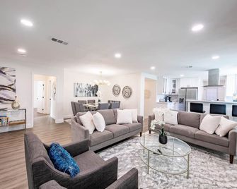 Sparkling Pool! 5 Bedroom 3 Bath Plus Game Room - Rosemead - Living room