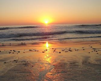 Coastal Retreat: Carlsbad Beach & Village only 2 blocks walk - Carlsbad - Beach