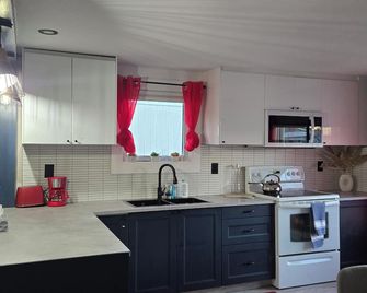 Lovely 3 Bedroom 2 Bath - Yellowknife - Kitchen