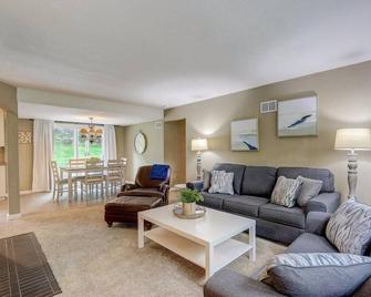 W194S-Racine · Muskego Hideaway on 2 Acre Lot - Muskego - Living room