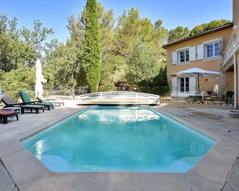 Large apartment with terrace and pool view - La Bouilladisse - Piscina