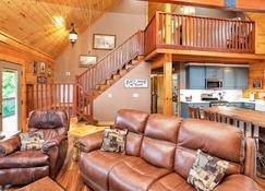Gorgeous custom log cabin on 185 acres - Dellrose - Living room