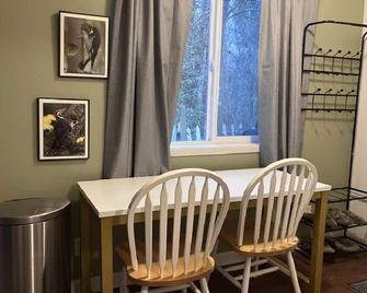 Cozy & Quaint Private Room by Wooded Creek - Seattle - Dining room