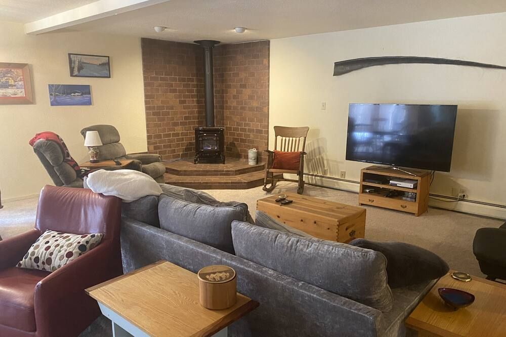 Spacious 1700 sqft 2 bdrm near airport and downtown-Sleeps 8, pet friendly - אנקוראג' - סלון