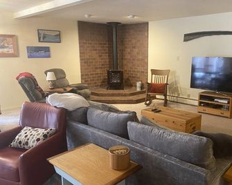 Spacious 1700 sqft 2 bdrm near airport and downtown-Sleeps 8, pet friendly - Anchorage - Living room