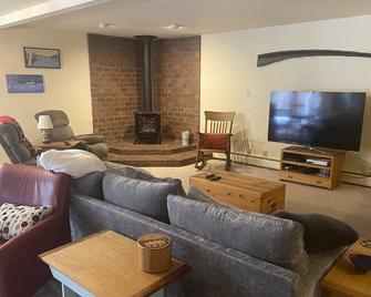 Spacious 1700 sqft 2 bdrm near airport and downtown-Sleeps 8, pet friendly - אנקוראג' - סלון