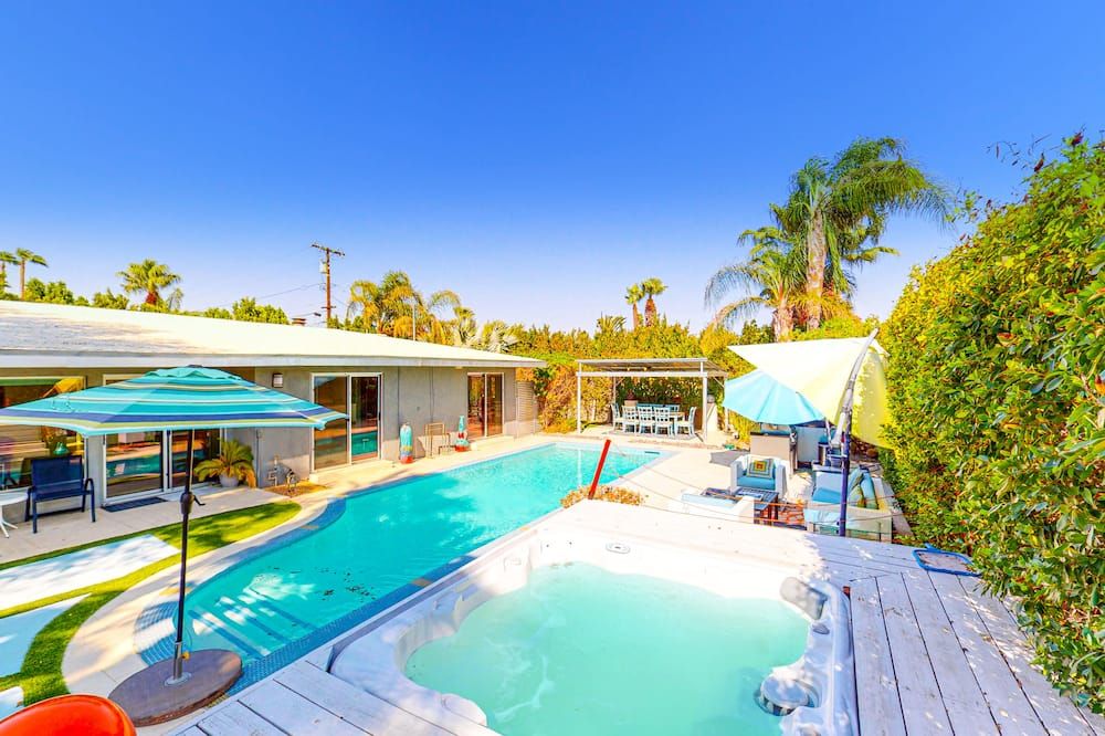 Entertain at this dog-friendly home w/ pool & hot tub, blocks from downtown - بالم سبرينغس - حوض السباحة