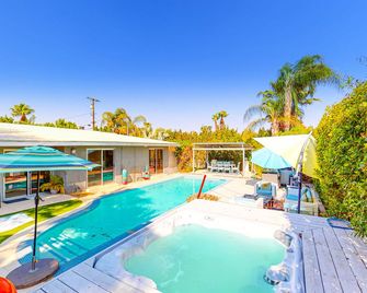 Entertain at this dog-friendly home w/ pool & hot tub, blocks from downtown - بالم سبرينغس - حوض السباحة