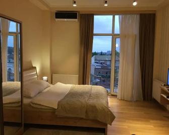 Happy Stay Hotel - Koetaisi - Slaapkamer