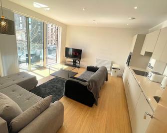 London luxury apartment w/ balcony & views ~steps to train station - Crystal Palace - Living room