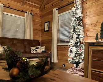 Wildlife Cabin at The Natural State Cabins - Hot Springs - Living room