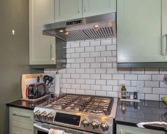 Knockan Hill Rentals - Private Garden Suite - Victoria - Kitchen