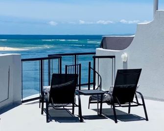 La Promenade Absolute Waterfront Apartments - Caloundra - Balcony